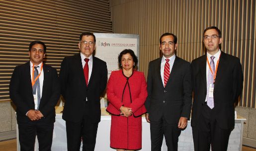 El Profesor Raúl Castro, junto al Decano Patricio Aceituno; la Ministra de Minería, Aurora Williams; Gerardo Fernández y el Director de DIMIN, Profesor Xavier Emery.